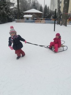 4-latki grupa Pandy - Zabawy na śniegu