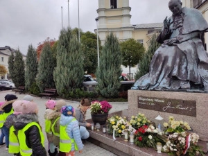 Przedszkolaki odwiedzają miejsca pamięci